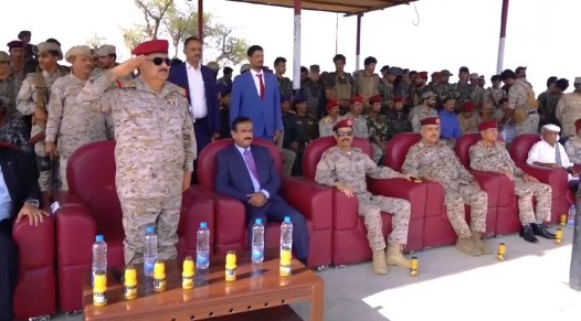 وزير الدفاع ومحافظ شبوة يشهدان عرضاً عسكرياً مهيباً في محور عتق