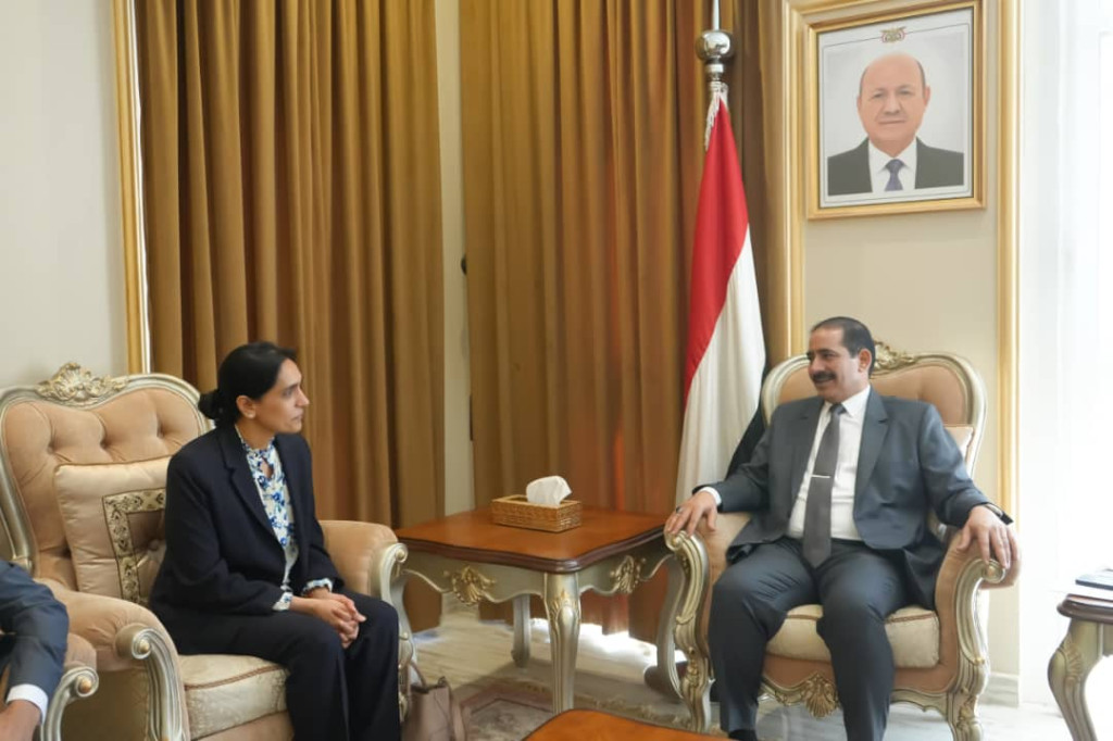 وزير الداخلية يبحث مع السفيرة البريطانية تعزيز التعاون في المجال الأمني