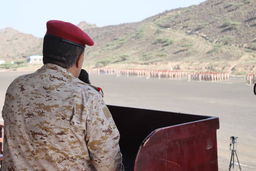 وزير الدفاع يشيد بجاهزية اللواء الخامس دعم وإسناد