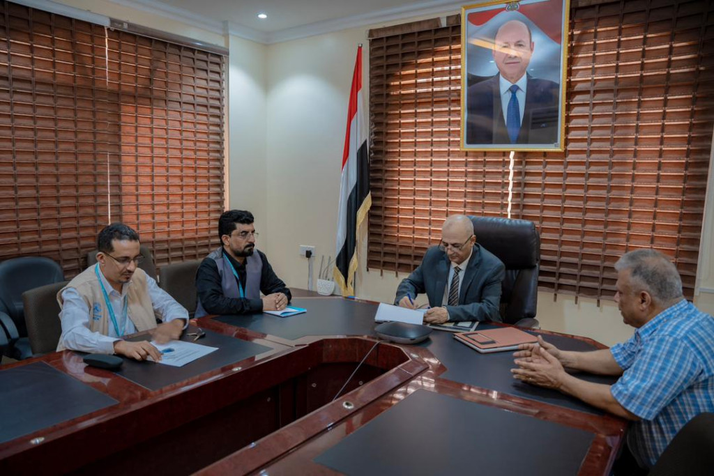 وزير المياه والبيئة يوقع اتفاقيتين لتنفيذ مشاريع في مأرب وأبين