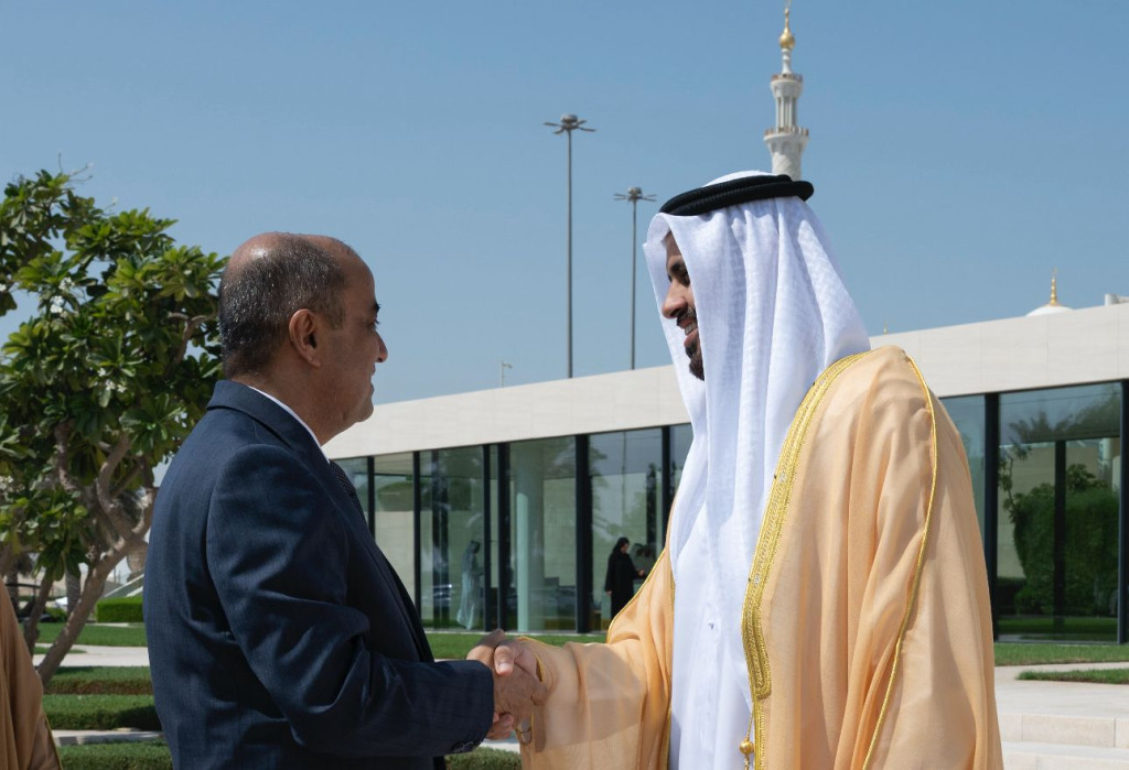 رئيس الوزراء يزور واحة شهداء دولة الإمارات العربية المتحدة