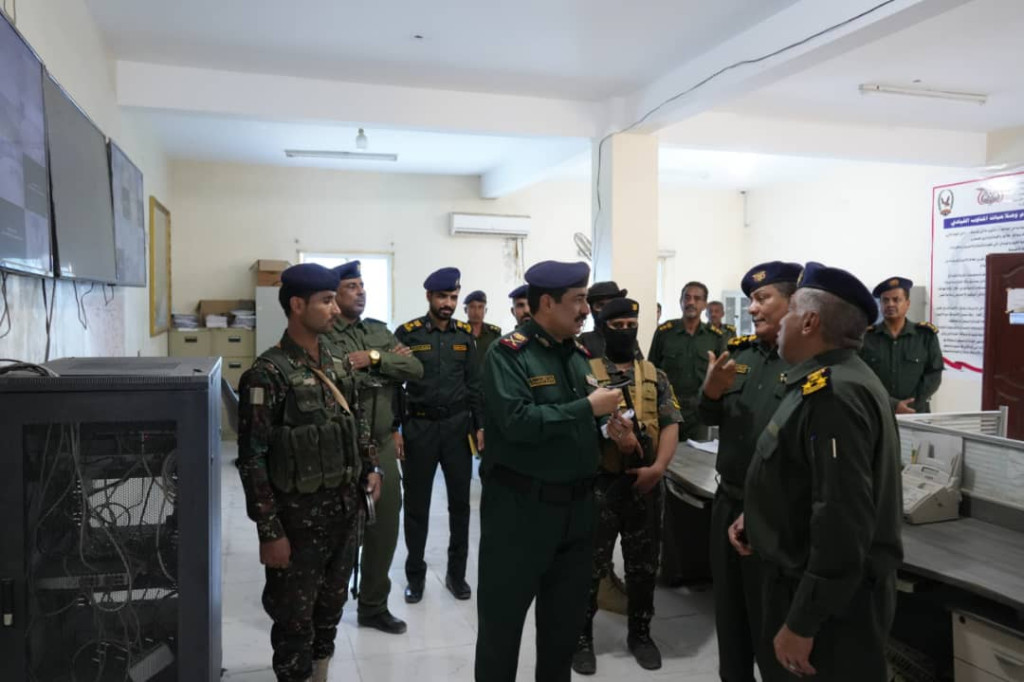 وزير الداخلية يشيد بجهود الأجهزة الأمنية بساحل حضرموت ويدشن نظام الاتصالات للقيادة والسيطرة