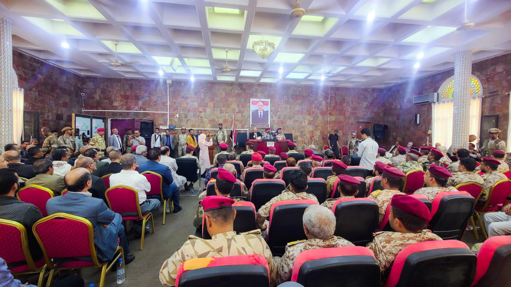 وزير الدفاع ومحافظ تعز يعقدان اجتماعاً موسعاً بالسلطة المحلية والقيادات العسكرية والأمنية