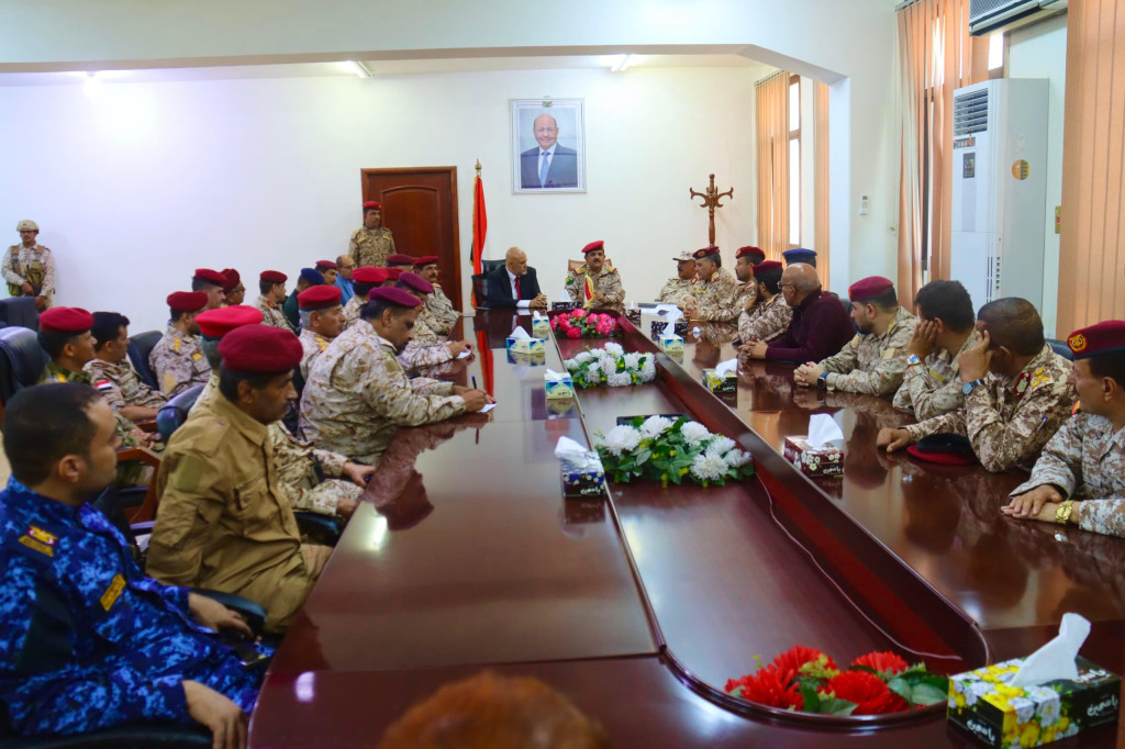 وزير الدفاع ومحافظ تعز يرأسان اجتماعاً للجنة الأمنية