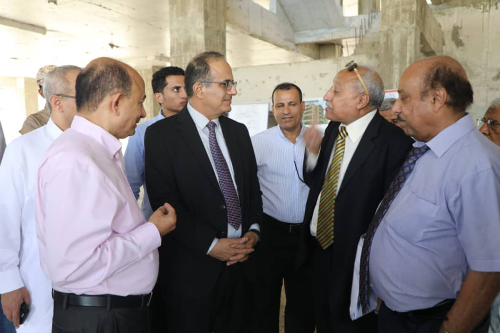وزير الصحة يطلع على سير الأعمال الإنشائية بمستشفى الأمل للأورام في عدن