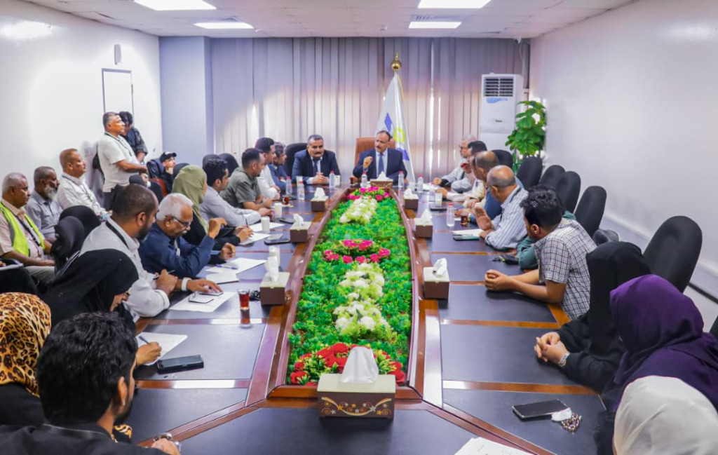 وزير النقل يتفقد سير العمل بمطار عدن الدولي ويعقد اجتماعاً موسعاً لقياداته الإدارية والفنية والأمنية