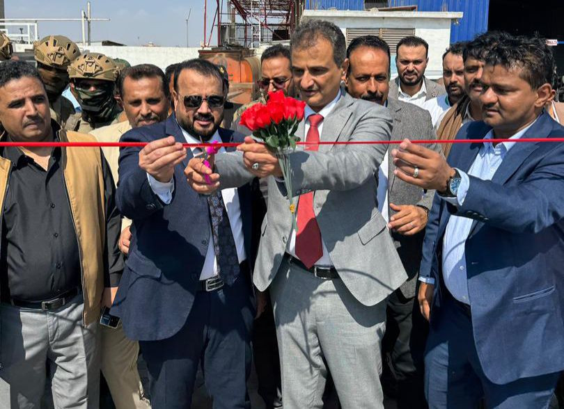 الحريزي ولملس يفتتحان مشروع تأهيل شارع المدينة الرياضية-السيلة وحدائق العائلة بعدن