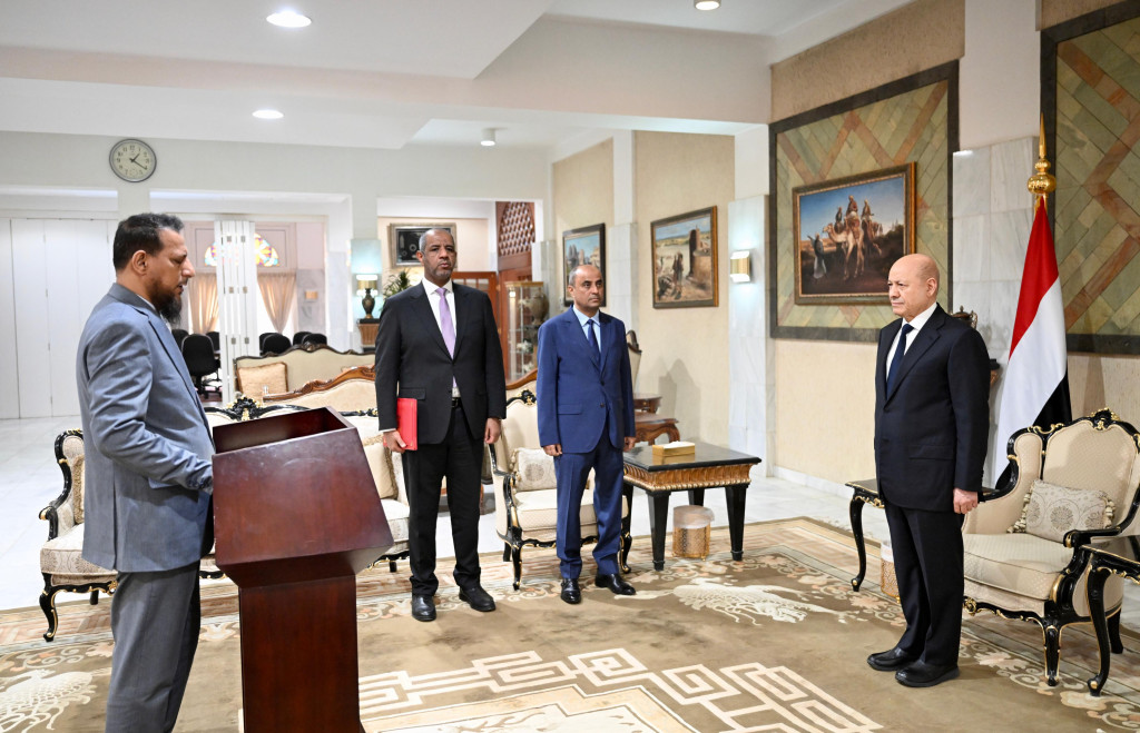 محافظ عدن يؤدي اليمين الدستورية أمام رئيس مجلس القيادة الرئاسي