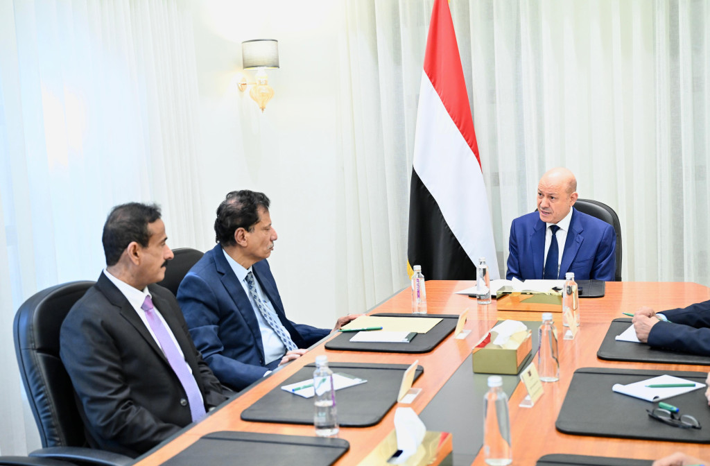 رئيس مجلس القيادة يجتمع بمحافظي المهرة وشبوة ويعلن تدشين مرحلة واعدة بالمشاريع الإنمائية في المحافظتين