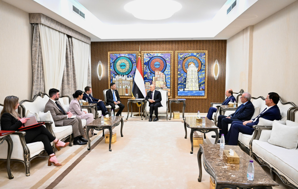 رئيس مجلس القيادة يستقبل وزير الدولة البريطاني لشؤون الشرق الأوسط