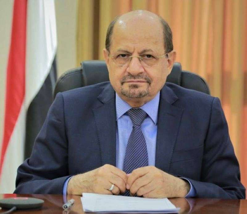 رئيس الوزراء يتحدث لصحيفة "عكاظ "عن استراتيجية الحكومة لمواجهة الصعوبات ويشيد بالدعم السعودي