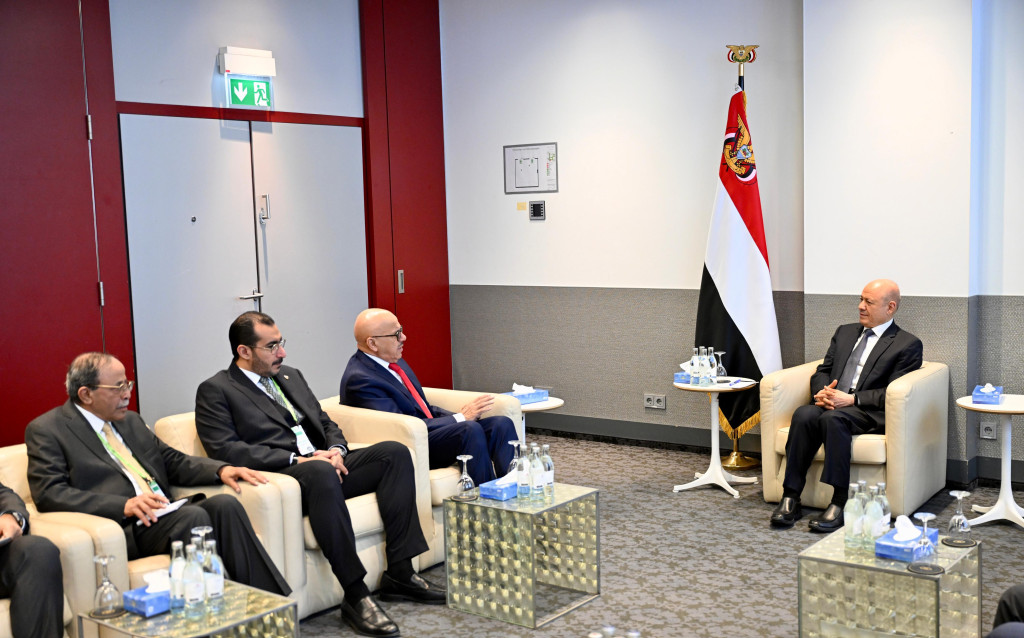 رئيس مجلس القيادة يؤكد أهمية الزخم الخليجي لبناء مؤسسات الدولة وإنهاء الانقلاب