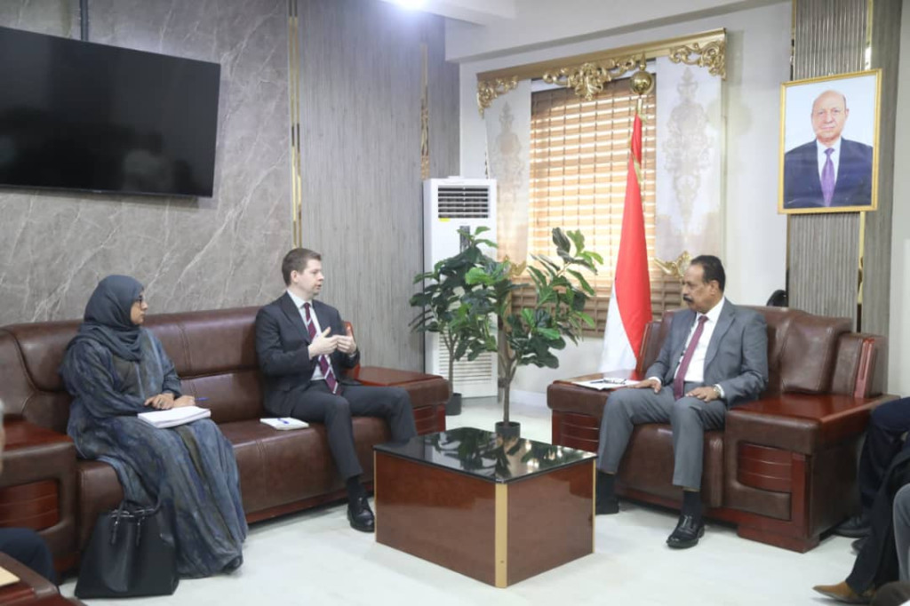 وزير الأشغال العامة يبحث مع مكتب المبعوث الأممي دعم مشاريع الطرق في المحافظات