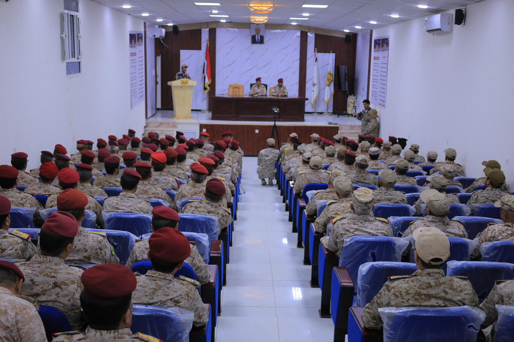 وزير الدفاع يترأس اجتماعاً موسعاً لقيادة وزارة الدفاع ورئاسة الأركان والمناطق والهيئات والدوائر