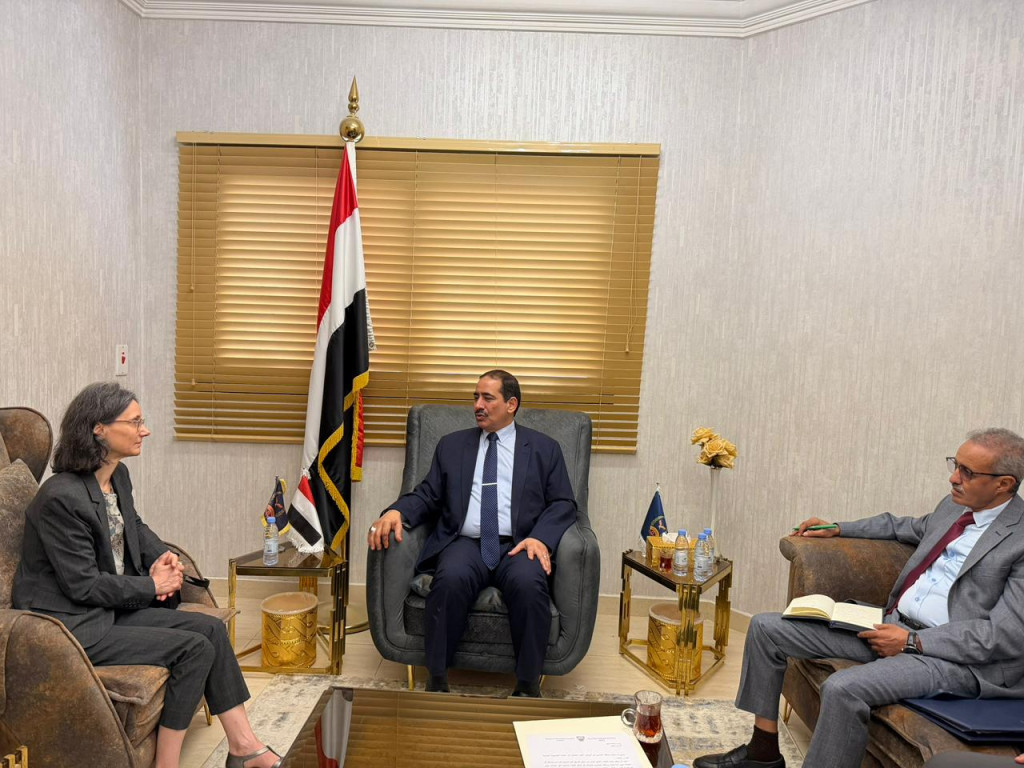 وزير الداخلية يبحث مع السفيرة الفرنسية تعزيز التعاون الأمني