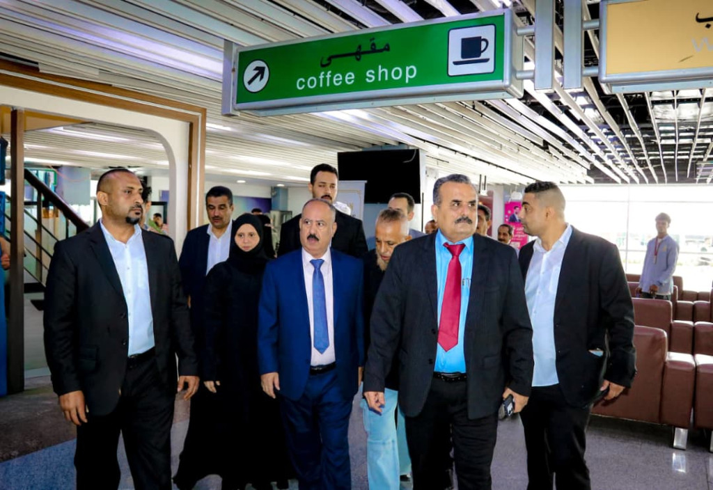 وزير النقل يتفقد سير العمل ومستوى الأداء في مطار عدن الدولي