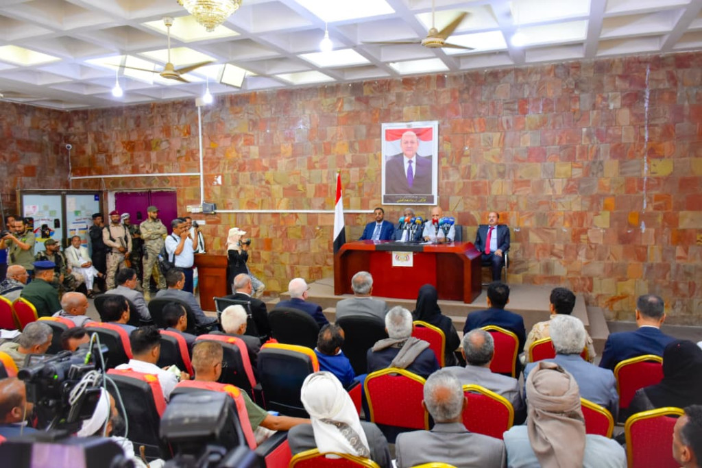 اللجنة الحكومية تعقد اجتماعاً موسعاً في محافظة تعز لمناقشة أضرار السيول