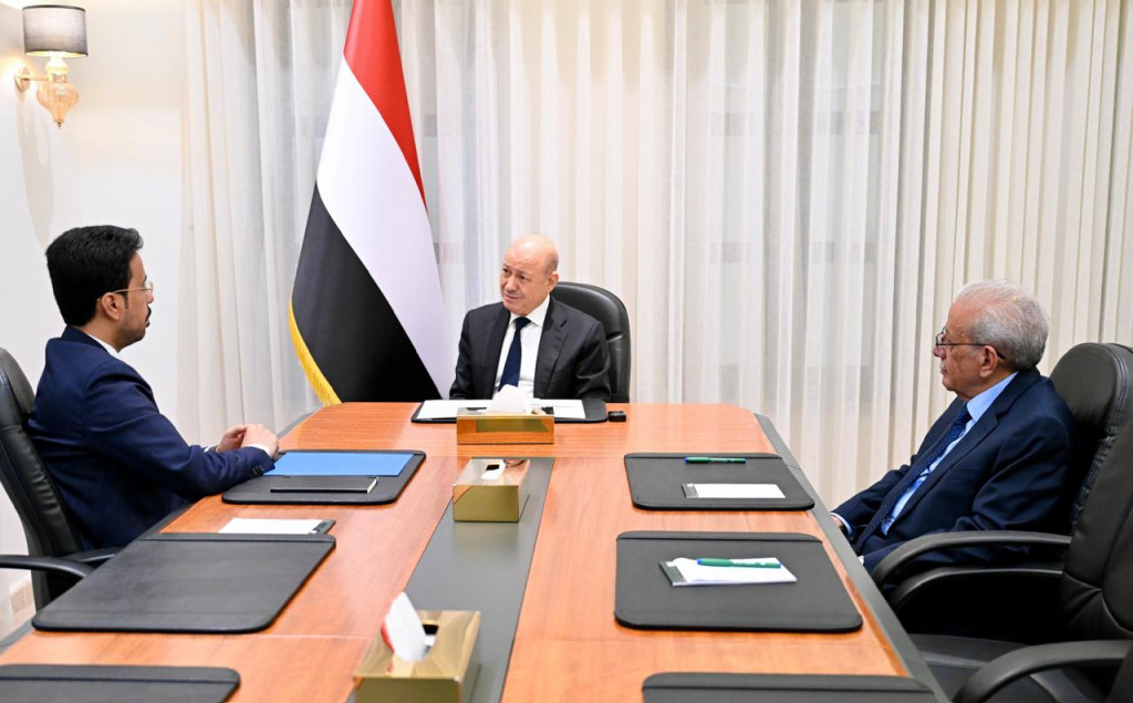 رئيس مجلس القيادة يؤكد أهمية نقل العلاقة بين المكونات والقوى الوطنية من التنافس إلى الشراكة