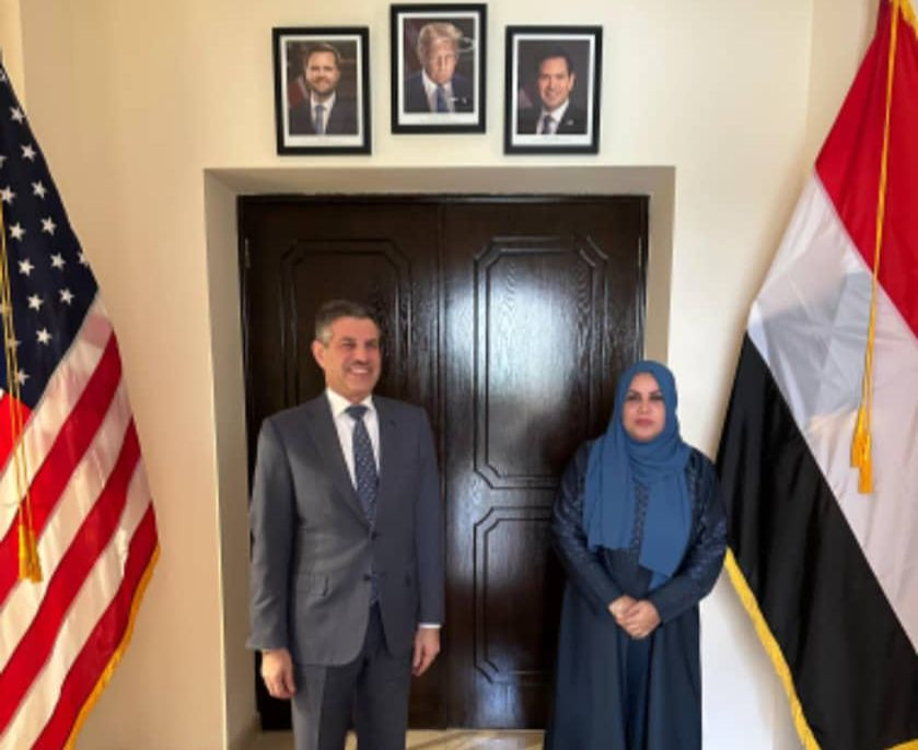 وزيرة الدولة تبحث مع السفير الأمريكي سبل تعزيز التعاون في مجالات تمكين المرأة