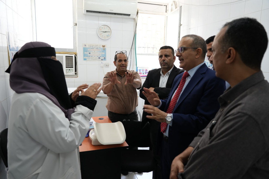 وزير الصحة يطلع على سير العمل في عدد من مرافق الرعاية الصحية الأولية بعدن