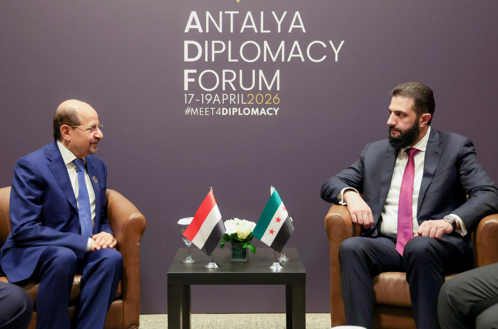 جانب من لقاء دولة رئيس مجلس الوزراء وزير الخارجية وشؤون المغتربين، الدكتور شائع محسن الزنداني، بفخامة الرئيس أحمد الشرع، رئيس الجمهورية العربية السورية