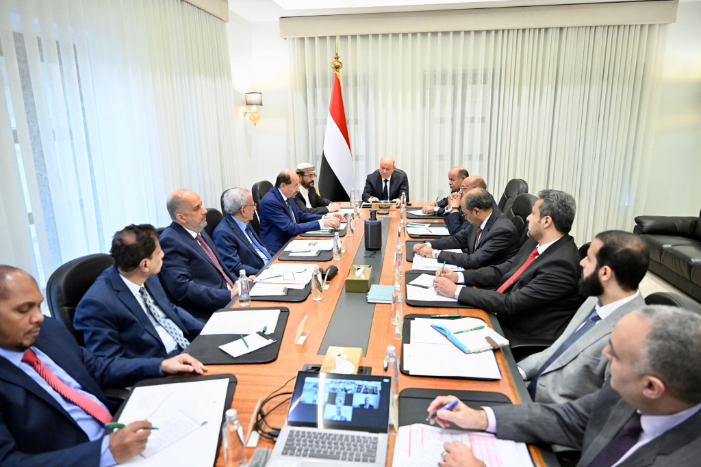 جانب من اجتماع رئيس مجلس القيادة بالحكومة والسلطات المحلية