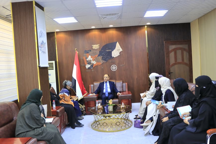 وزير الصناعة يناقش مع مؤسسة رنين وممثلي القمة النسوية تعزيز التعاون وتمكين المرأة اقتصادياً