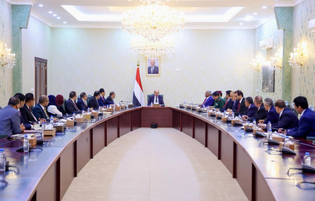 رئيس الوزراء وزير الخارجية يرأس في عدن اجتماعاً لمجلس الوزراء لمناقشة مستجدات الأوضاع ويتخذ عدداً من القرارات