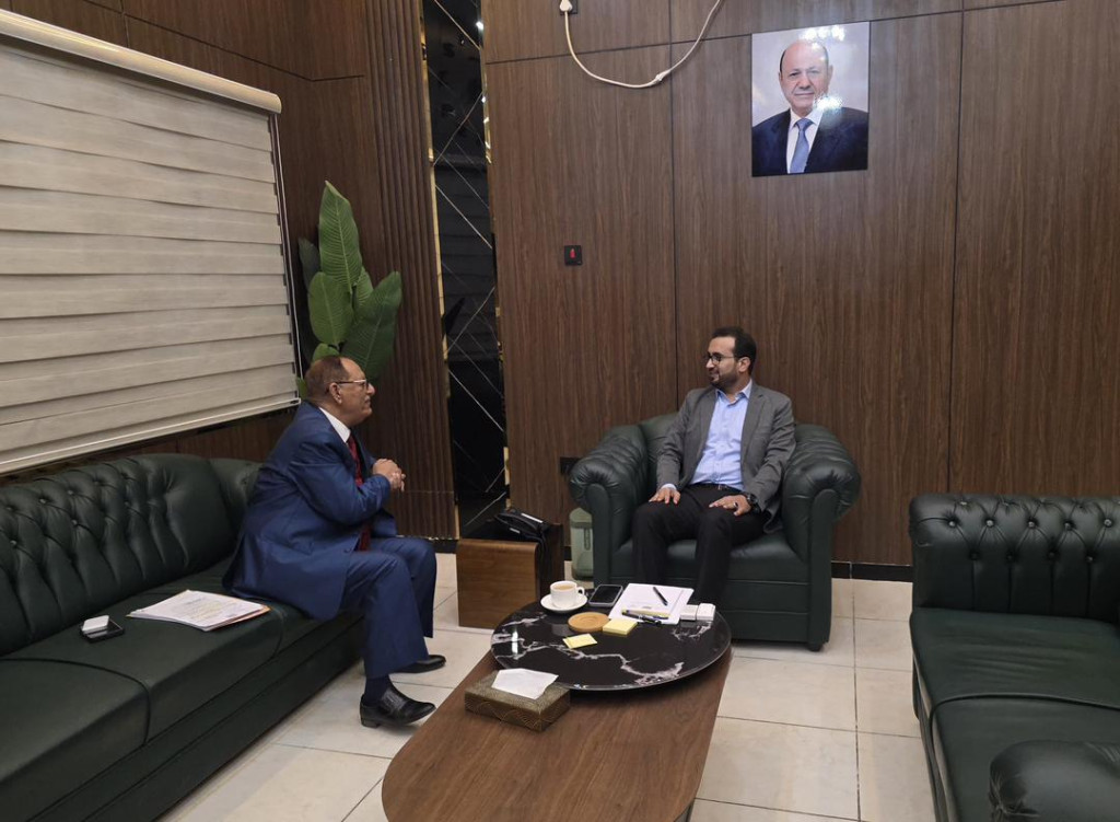 وزير الخدمة المدنية يناقش أوضاع أعضاء هيئة التدريس بجامعة صنعاء النازحين إلى المناطق المحررة