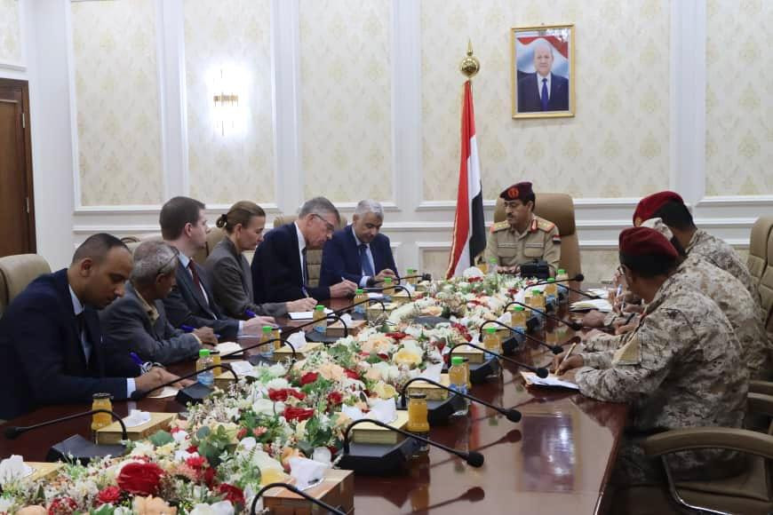 وزير الدفاع يناقش مع المستشار العسكري للمبعوث الأممي تطورات الأوضاع في اليمن
