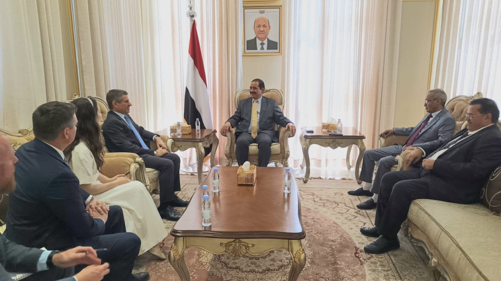 وزير الداخلية يثمن جهود السفير الأمريكي في تعزيز التعاون والتنسيق بين البلدين