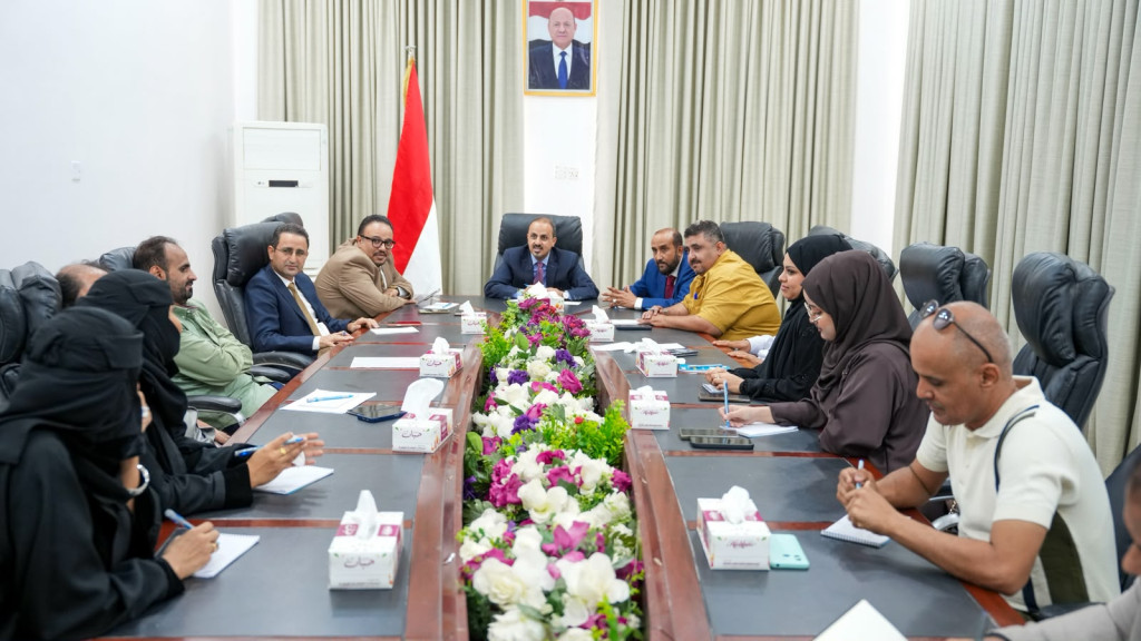 الإرياني يوجه وسائل الإعلام بتوعية المجتمع بخطورة محاولات الحوثيين رهن اليمن لمصالح إيران