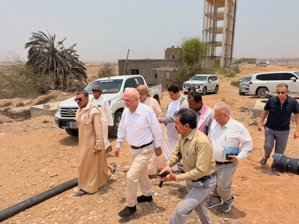 الوزير الشرجبي يتفقد حقل مياه وادي الجزع بمديرية الغيضة