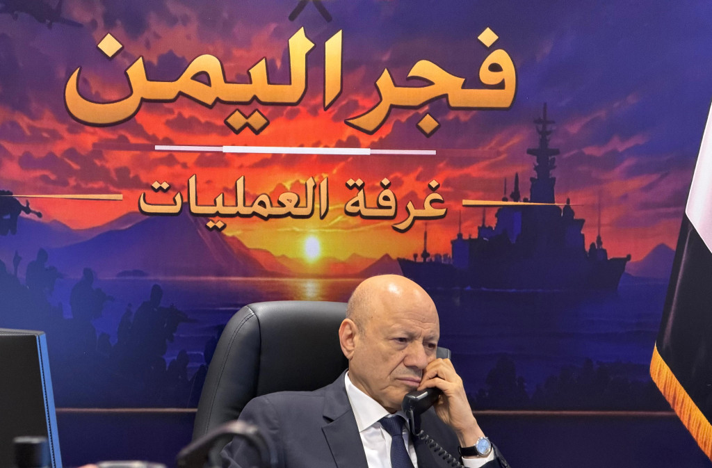 رئيس مجلس القيادة يوجه برعاية أسر شهداء وجرحى الهجوم الارهابي الحوثي في شبوة والرد الحازم على مرتكبيه